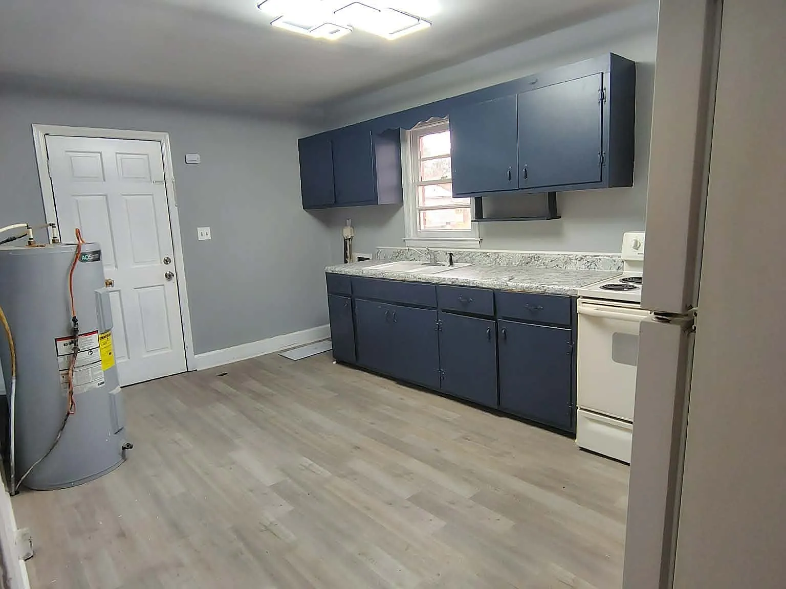 3 bed, 1.0 bath, 1049 sqft, $1,125 — Photo 3