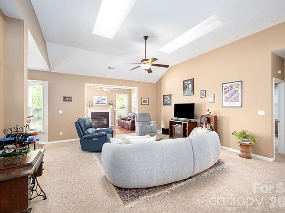 5th image of 102 W Farm Creek Dr