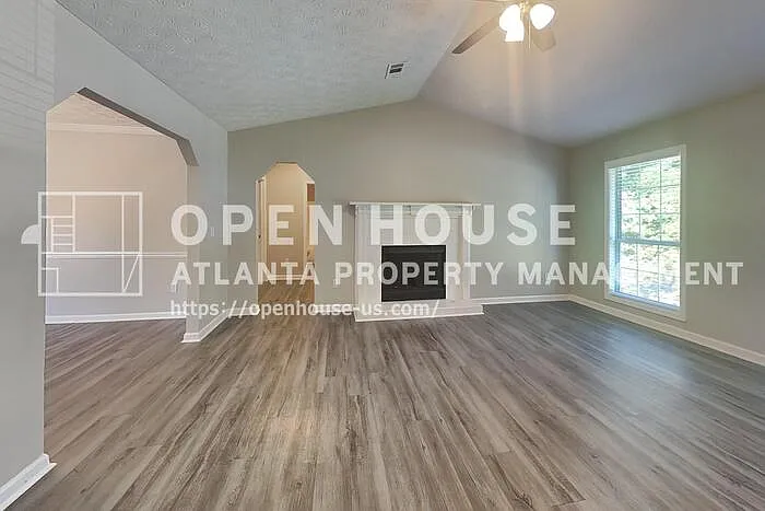 3 bed, 2.0 bath, 1595 sqft, $2,195 — Photo 3