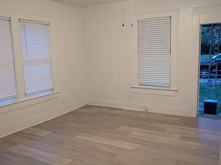 1380 Liveoak St — Photo 2