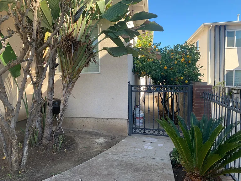 1626 N Alexandria Ave — Photo 4