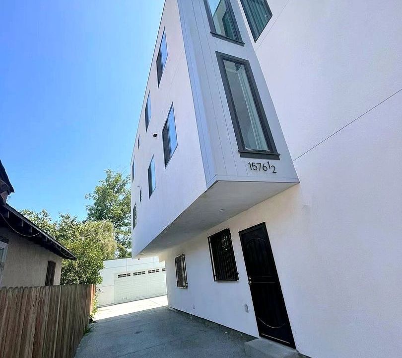 2nd image of 1576 W 36th Pl #Da0903d75