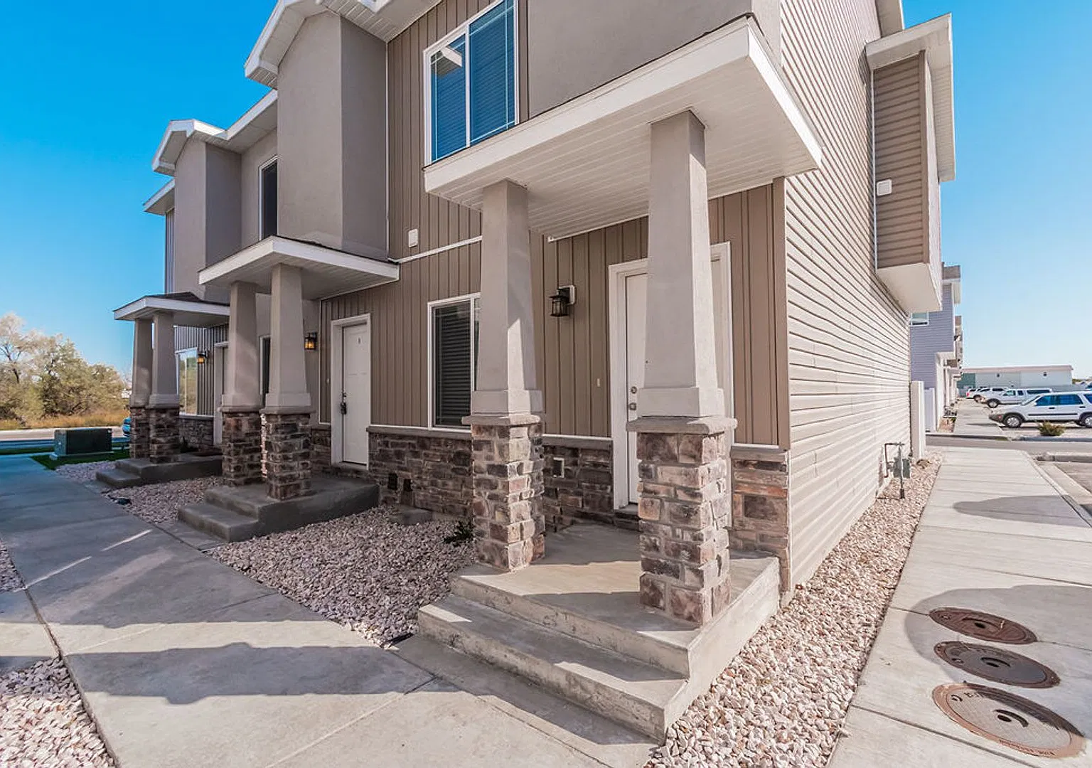 654 S Saturn Ave — Photo 1