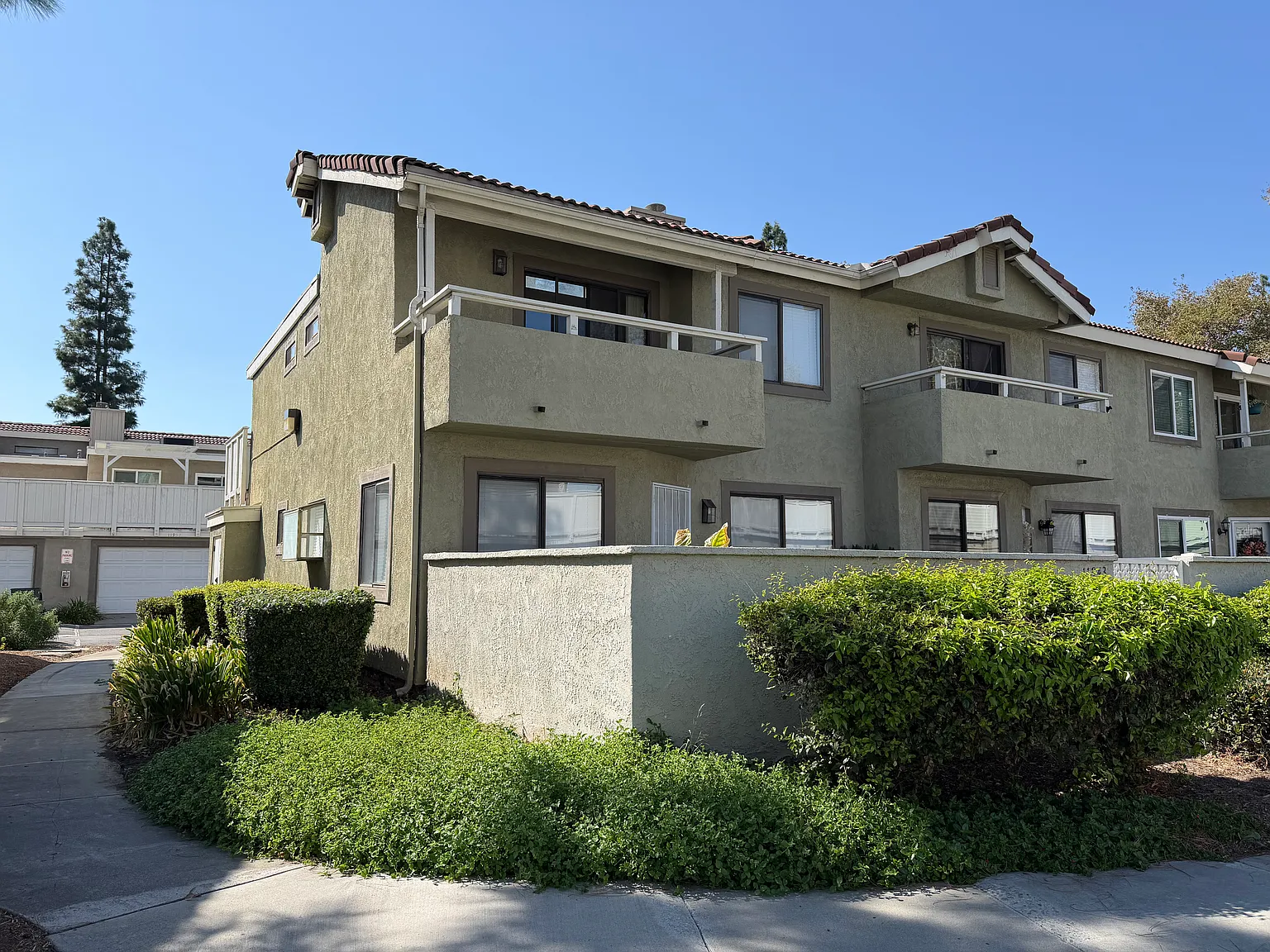 2 bed, 2.5 bath, 1336 sqft, $2,700 — Photo 1