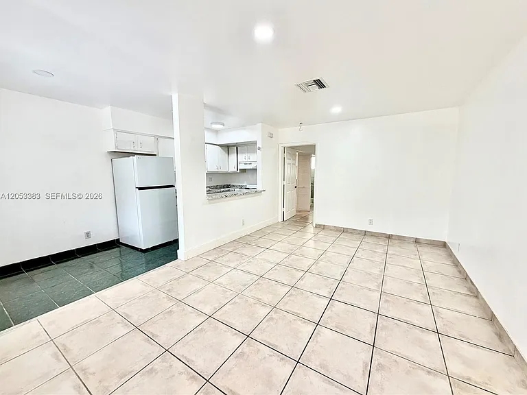905 SE 13th St #2 — Photo 3