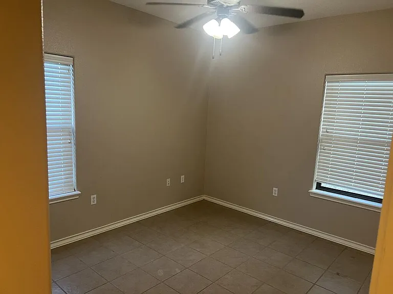 1033 Redwood Ave — Photo 10