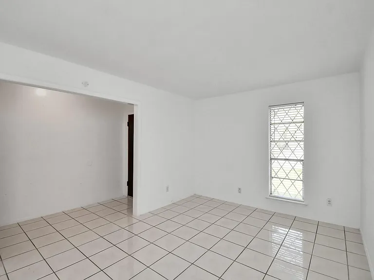 530 Westshire Dr — Photo 27