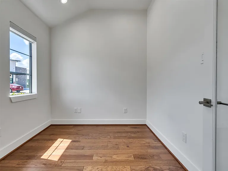 10330 Grove Row Ave — Photo 15