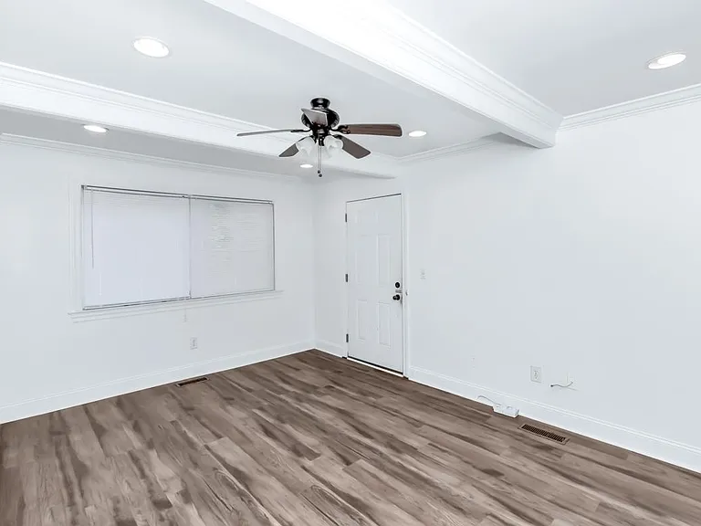 1401 McCullough Ave NE #8 — Photo 3
