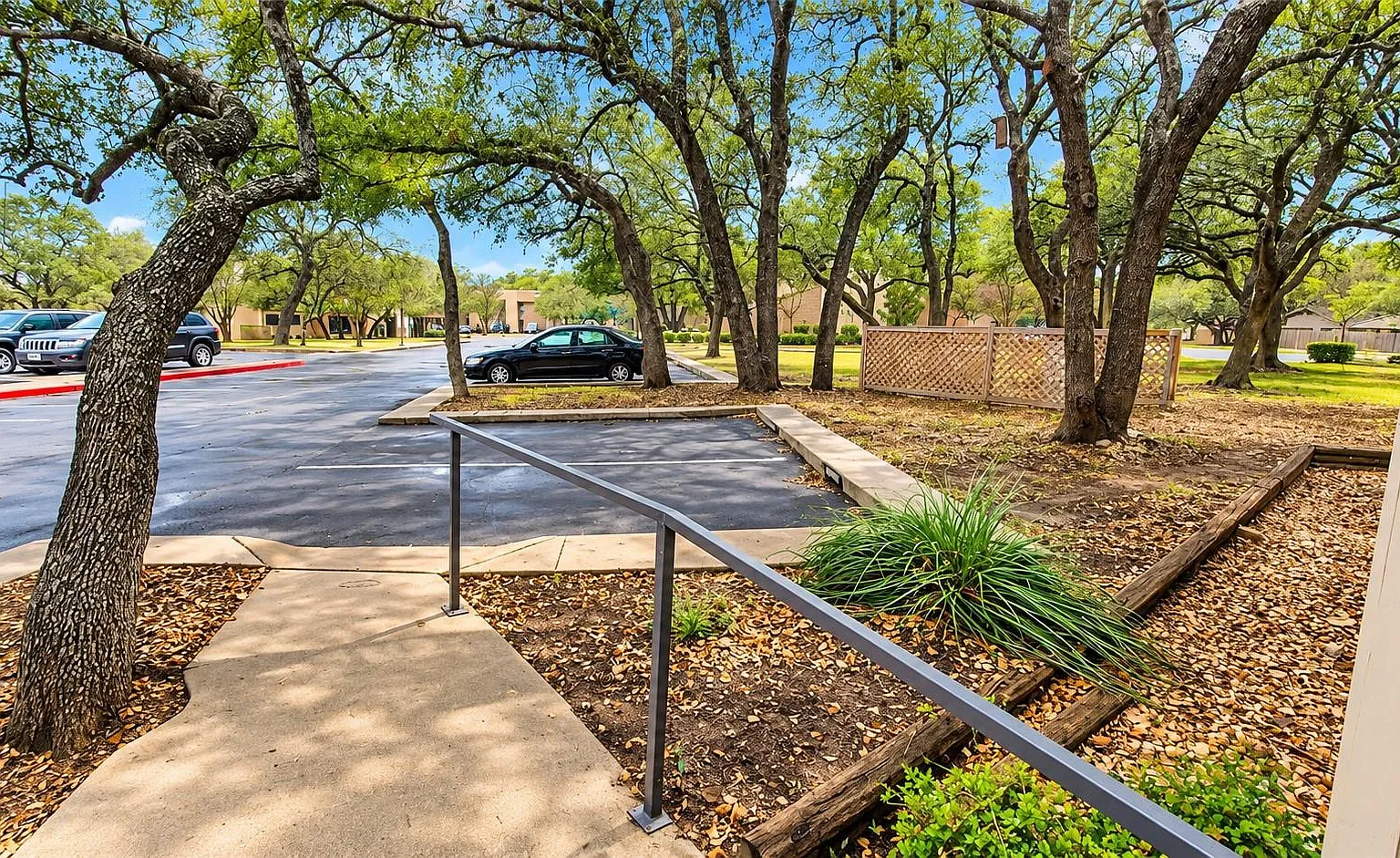 2 bed, 2.0 bath, 1002 sqft, $1,750 — Photo 2