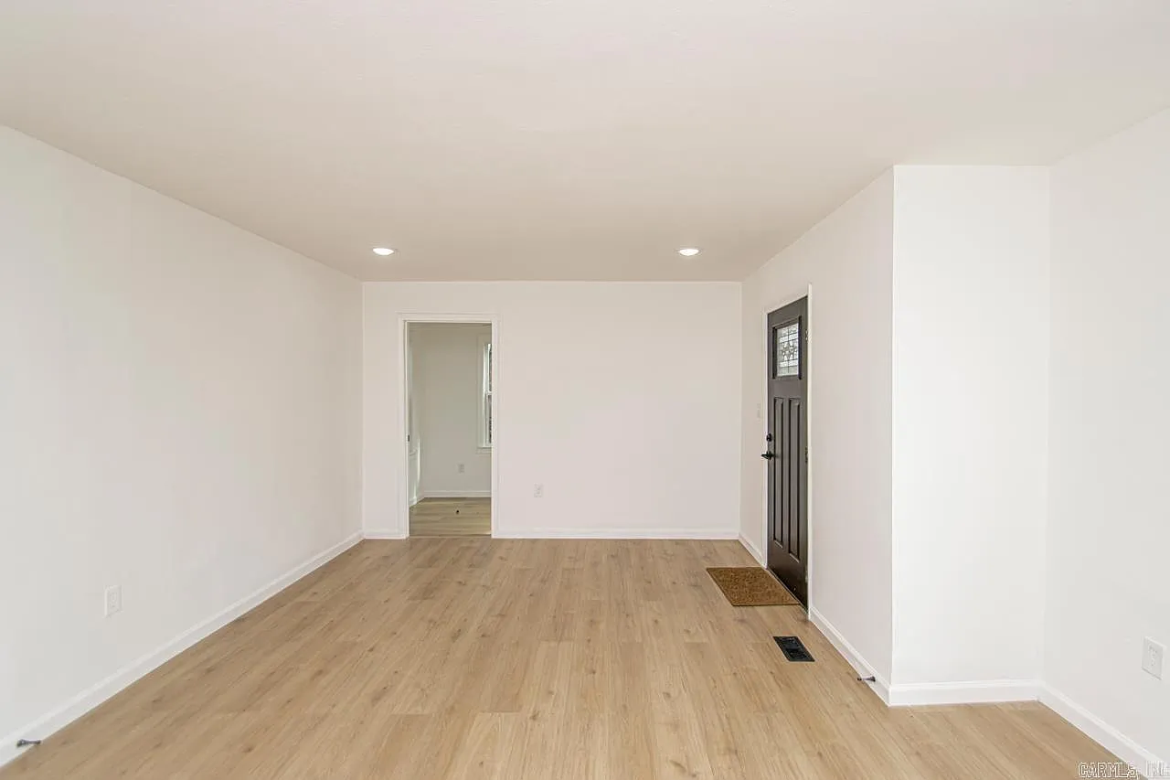 2 bed, 1.0 bath, 1217 sqft, $1,150 — Photo 3