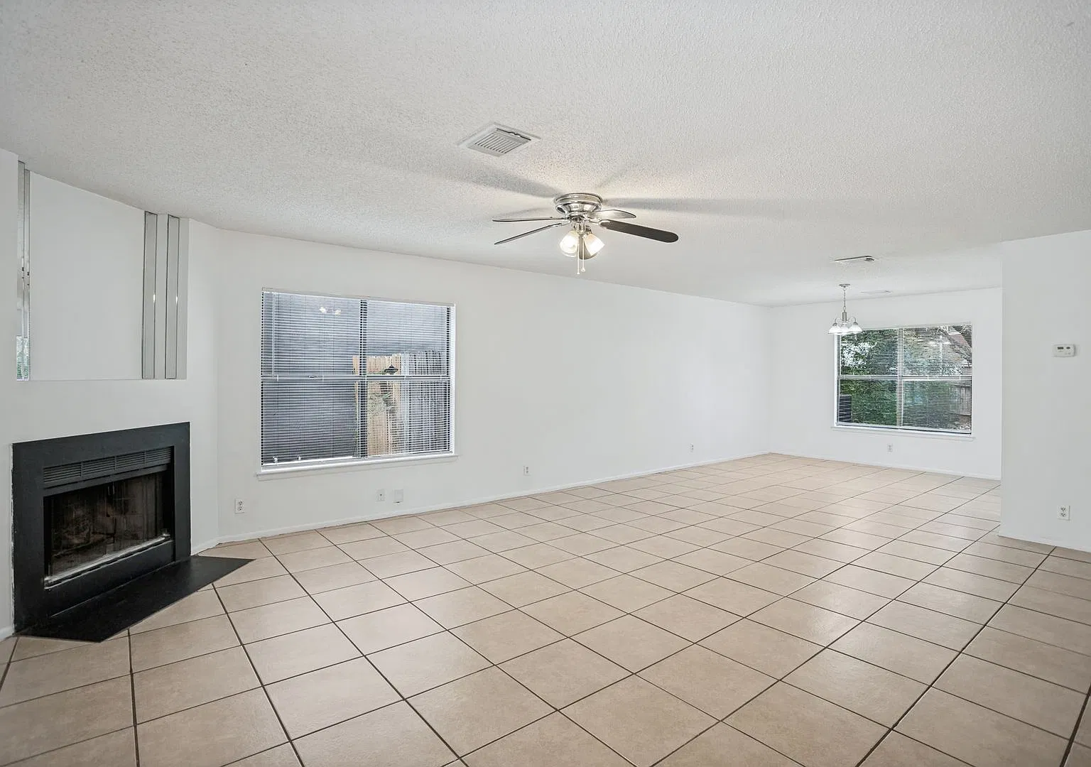 Charming 4-Bedroom 2.5 -Bathroom in Parkwood Community! — Photo 2