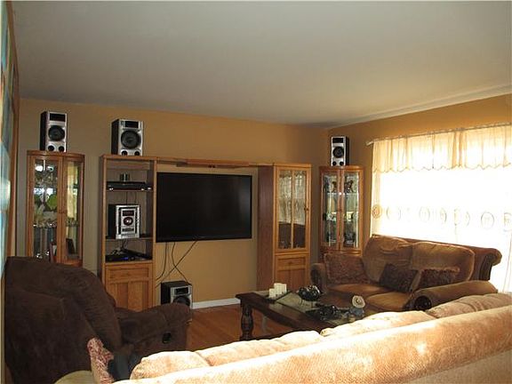 4th image of 379 Angelo Dr