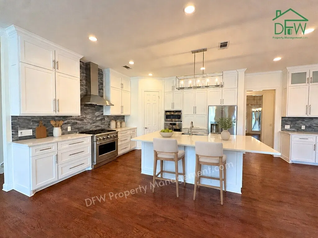 5 bed, 6.0 bath, 4865 sqft, $7,995 — Photo 4