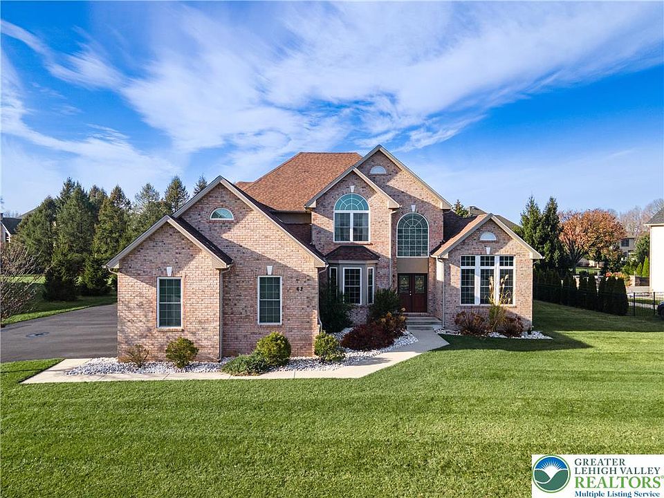 1st image of 62 Surrey Dr