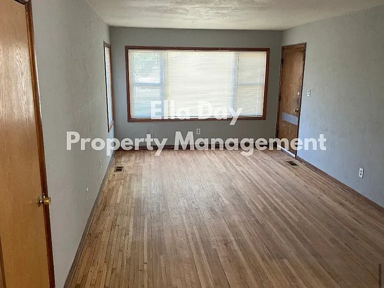 2759 N Iva Ave — Photo 2