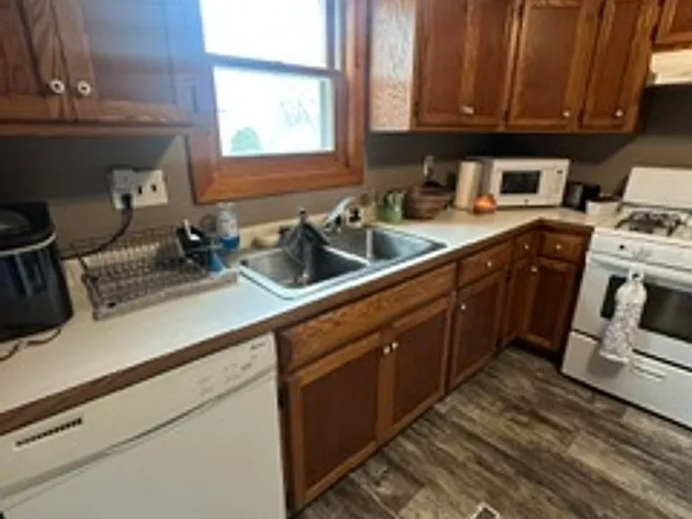 601 Summit Ave NE — Photo 2