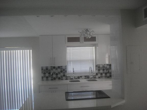 3rd image of 7 Golfs Edge APT B