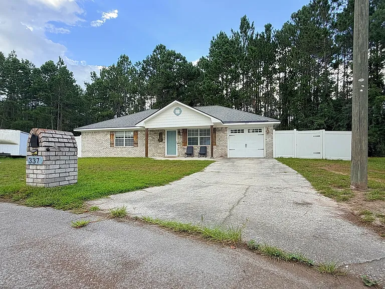 337 NE Sheila Dr — Photo 35