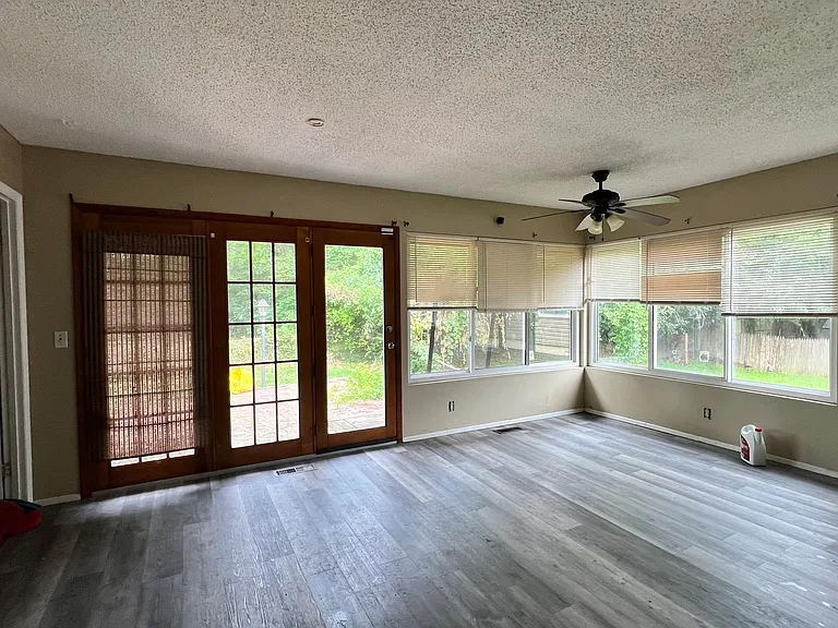 1612 Barkwood Dr — Photo 8