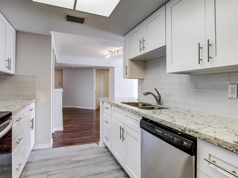 100 Crestwood Ct N #108 — Photo 4