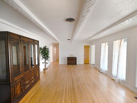 3rd image of 17 Hillcrest St