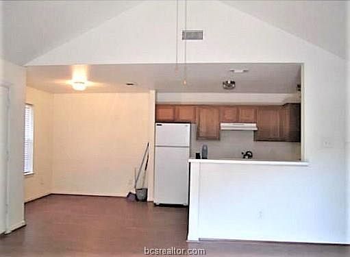 2nd image of 942 Sun Meadow St