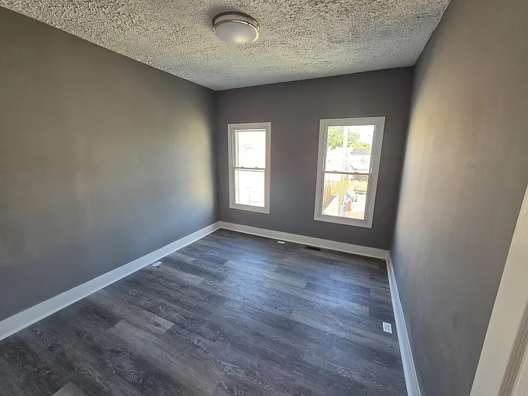 500 N Port St — Photo 8