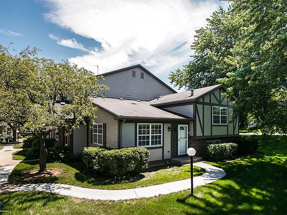 2nd image of 8 Fernwood Ct #1