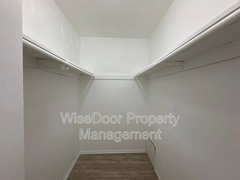 1409 W Lingan Ln #11 — Photo 8