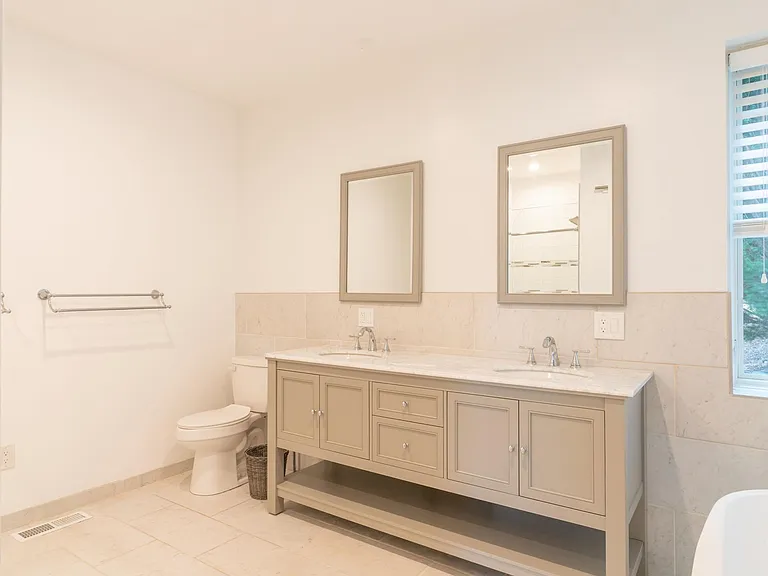 2519 Northwood Ave — Photo 9