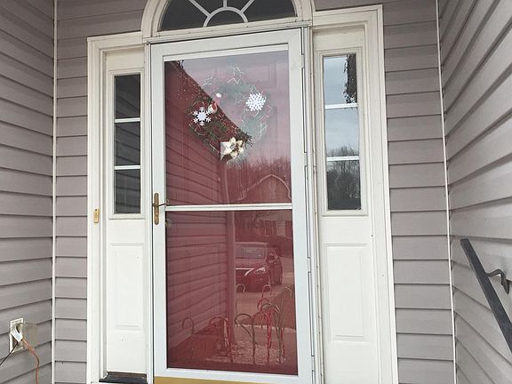 Front Entryway (exterior)