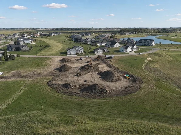 272 Viking Ct, Horace, ND 58047