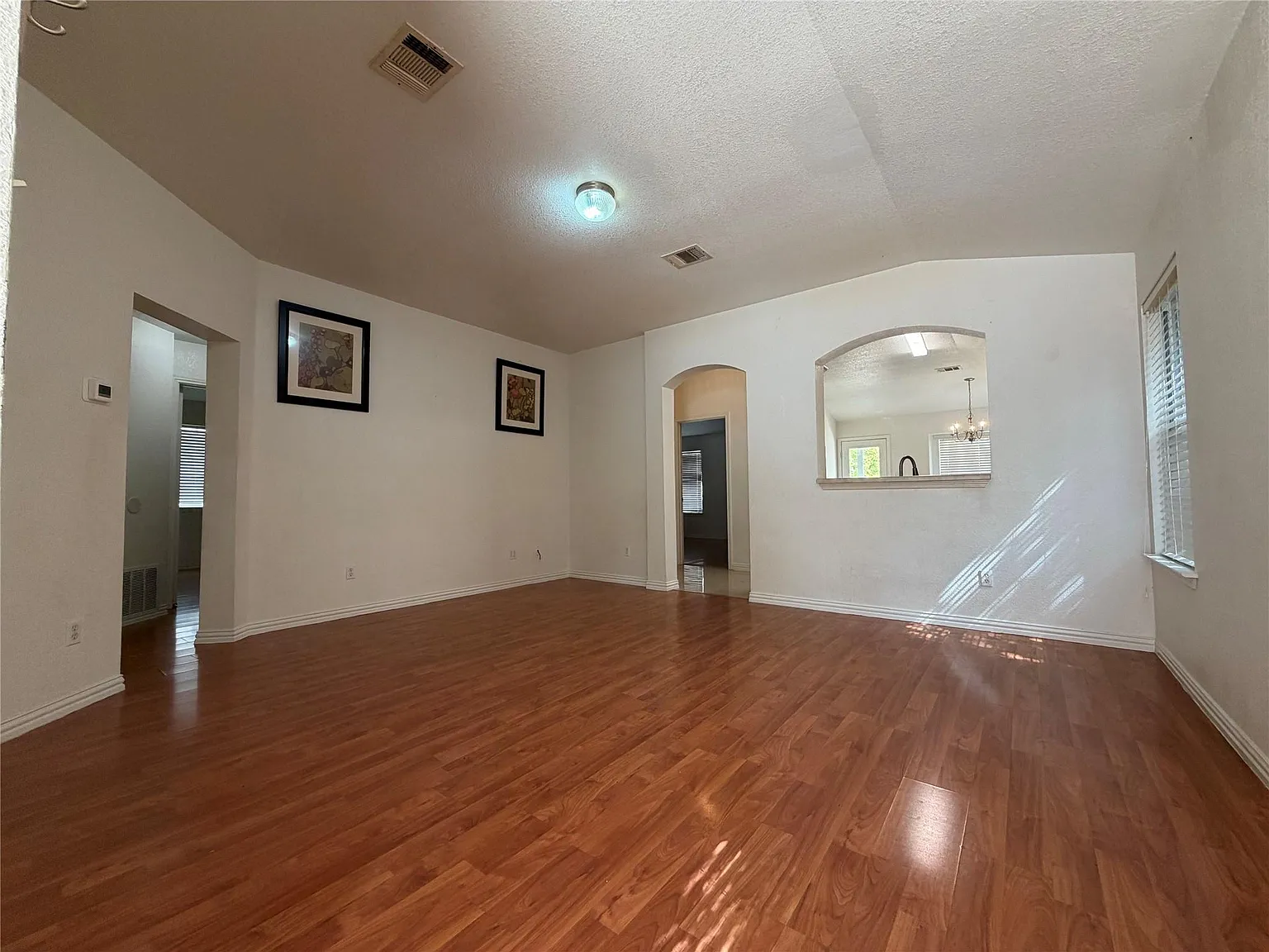 3 bed, 2.0 bath, 1355 sqft, $2,000 — Photo 3