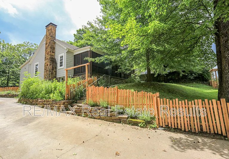 610 N Olive Ave — Photo 1
