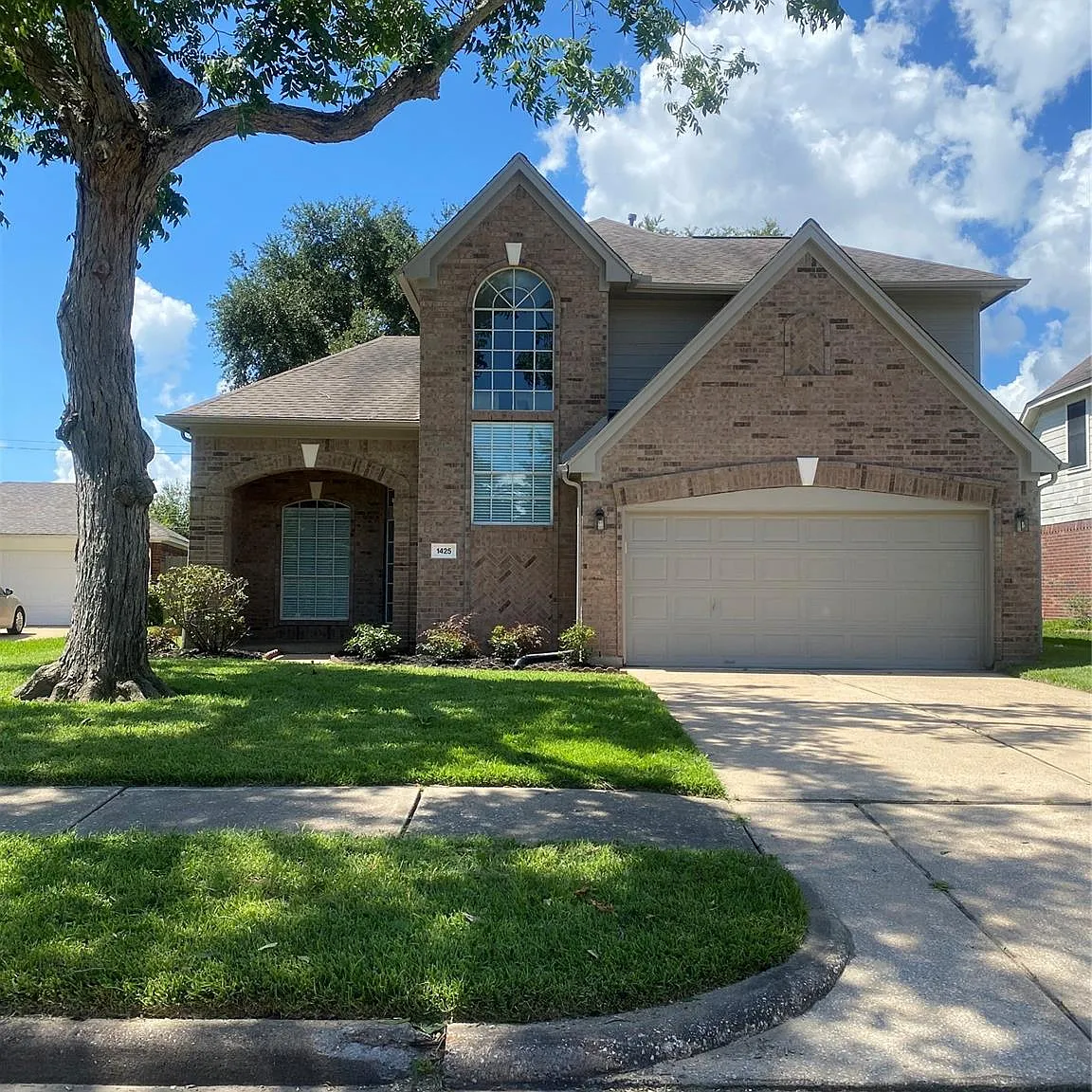 3 bed, 2.5 bath, 2406 sqft, $2,595 — Photo 1