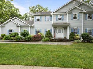 6 Grant Ave, Smithtown, NY 11787