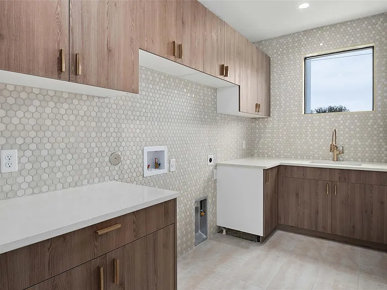 2401 Oakhaven Cir — Photo 34