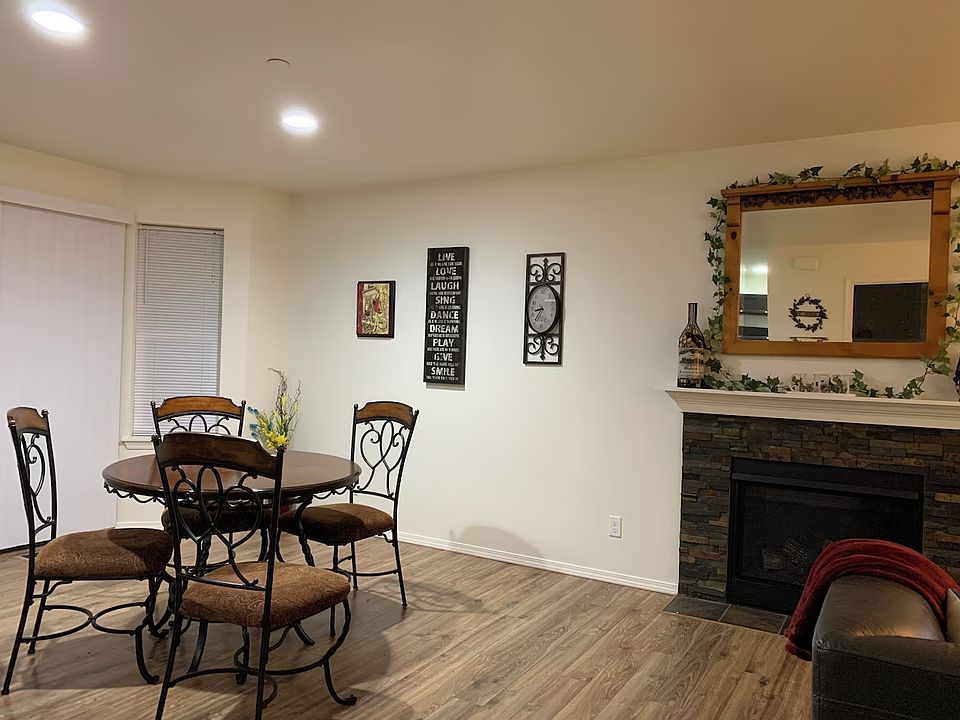 Dining breakfast nook.