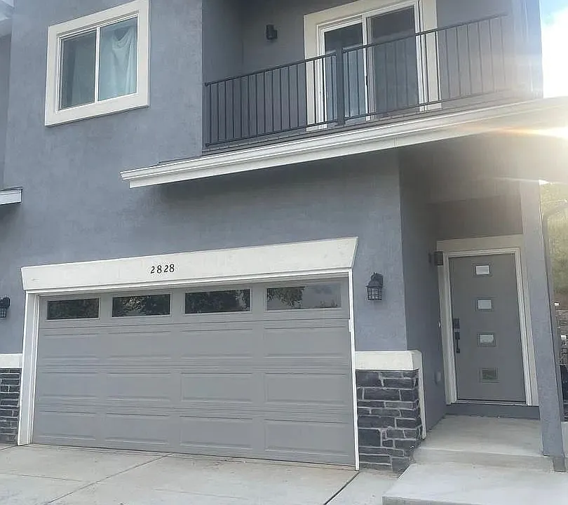 2828 Straus Ln