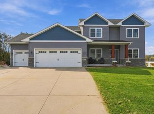 956 Farmers Ridge Trl, Belle Plaine, MN 56011
