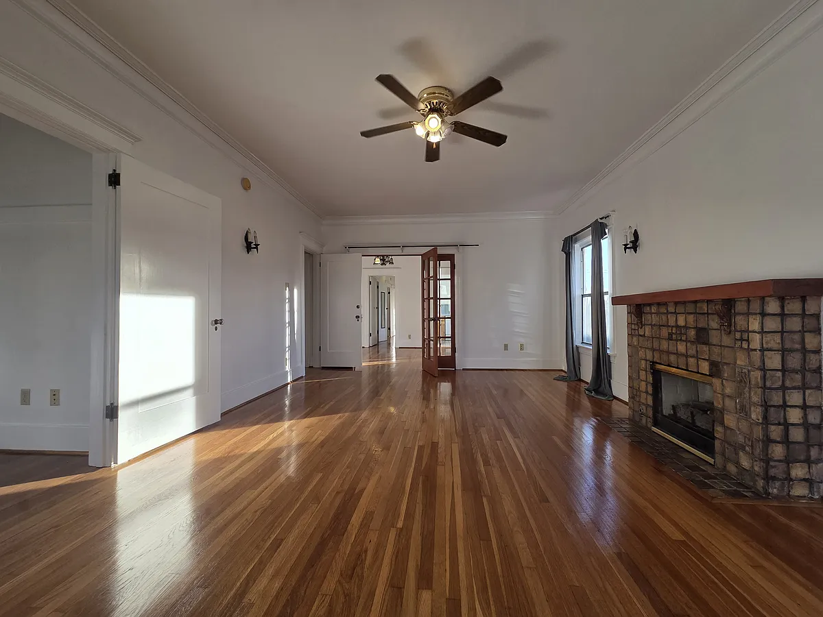 Building Photo - 4832 Oakwood Ave #1