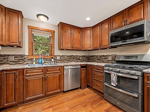 4th image of 9865 Wintergreen Dr