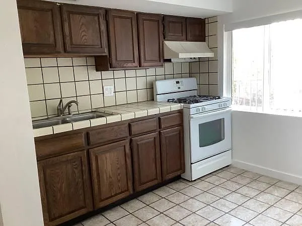 1 bed, 750 sqft, $2,200 — Photo 4