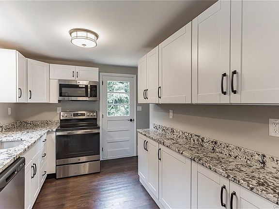 4th image of 18 Beekman Dr