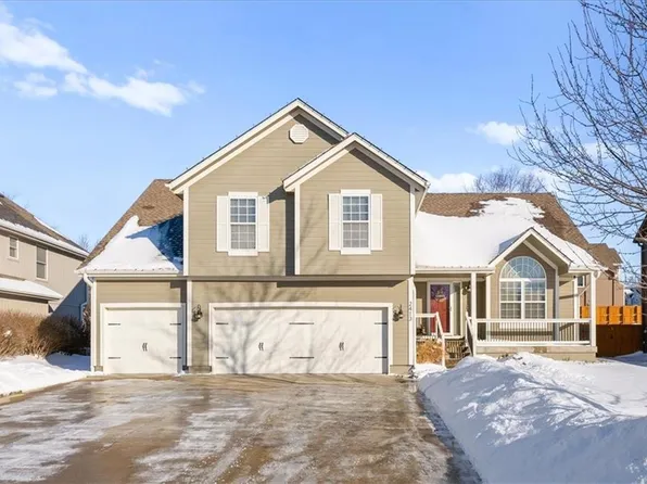 2413 SW Tracker Ln, Lees Summit, MO 64082