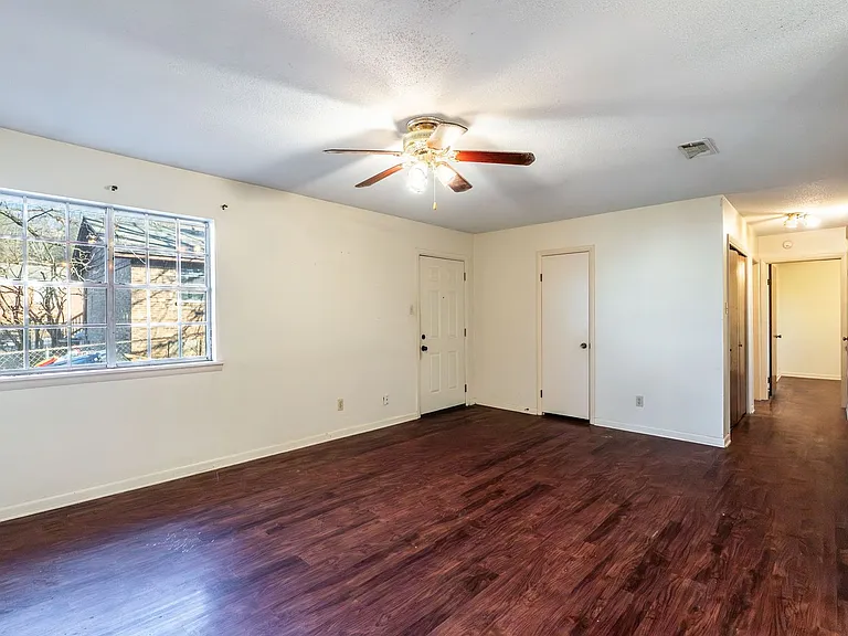 6104 Meadowbrook Ln — Photo 8