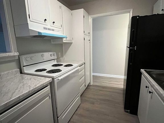 2nd image of 1604 Moss St #15