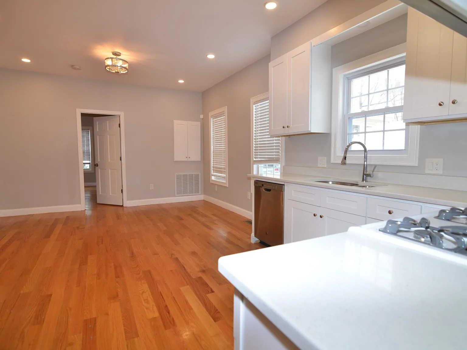 3 bed, 1550 sqft, $3,100 — Photo 2