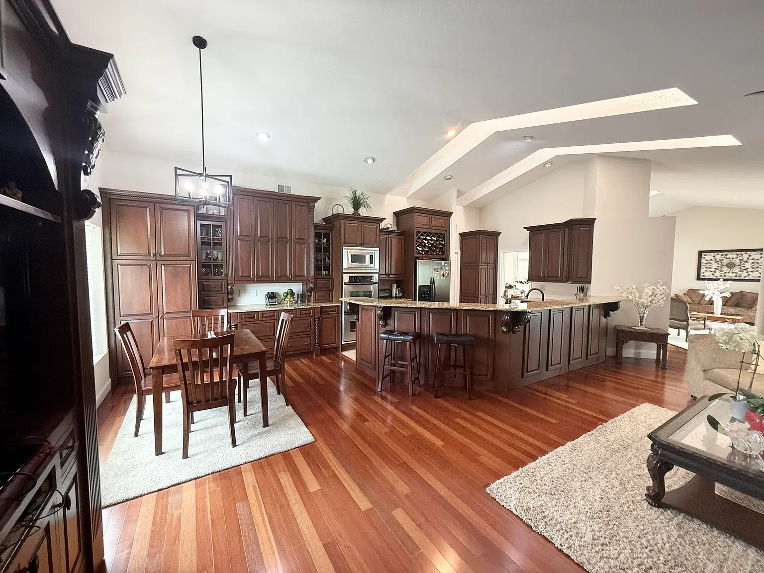5 bed, 2.5 bath, 2795 sqft, $12,000 — Photo 4